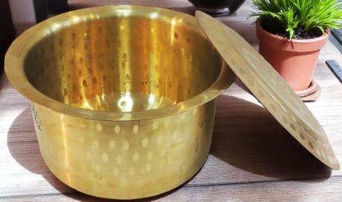 Brass Kitchen Purpose Bhagona With Lid, Capacity : 3 Liter - 9.1*9.1*5 Inch (Z637 D)